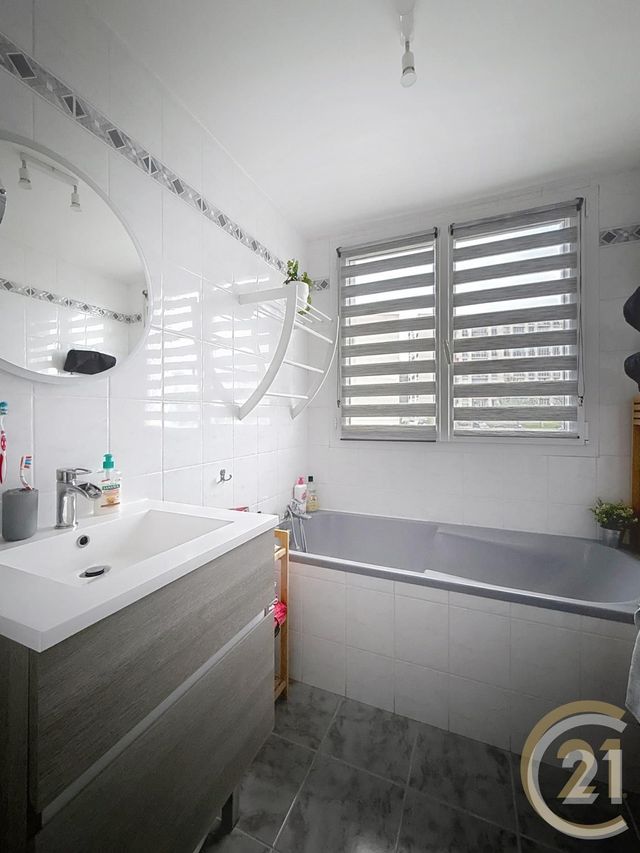 Afficher la photo en grand Appartement F6 à vendre - 5 pièces - 109,53 m2 - Maromme - 76 - HAUTE-NORMANDIE