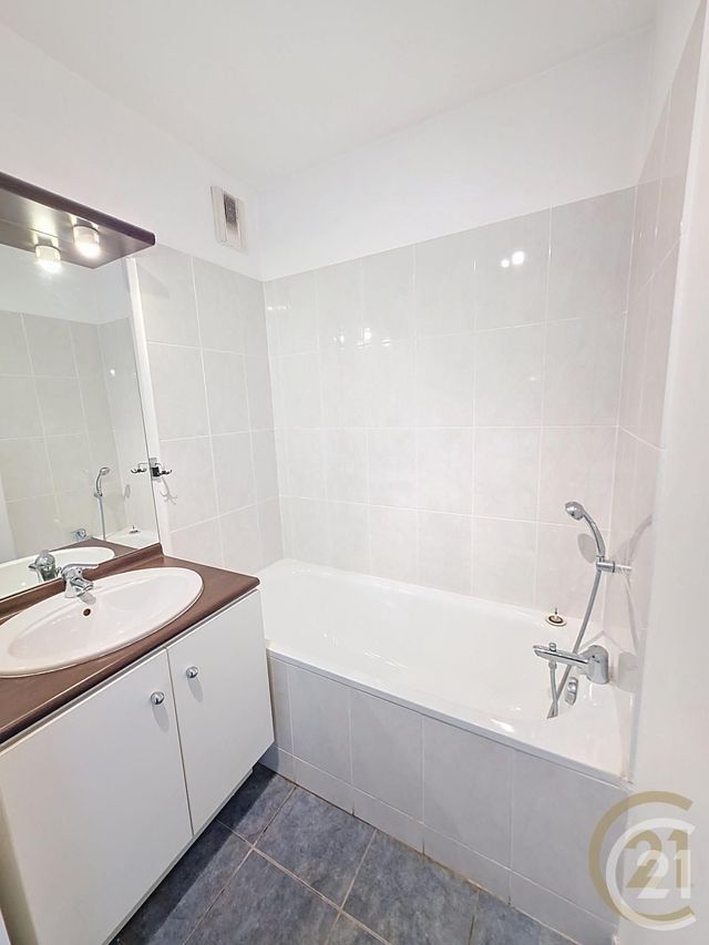 Appartement F4 &agrave; louer - 4 pi&egrave;ces - 73,23 m2 - Deville Les Rouen - 76 - HAUTE-NORMANDIE