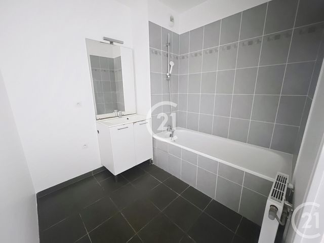 Afficher la photo en grand Appartement F4 à louer - 4 pièces - 79,37 m2 - Le Petit Quevilly - 76 - HAUTE-NORMANDIE