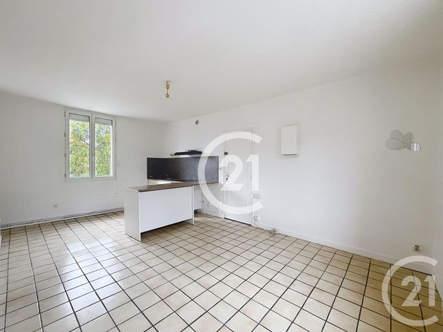 Afficher la photo en grand Appartement à louer - 2 pièces - 45 m2 - Moulineaux - 76 - HAUTE-NORMANDIE