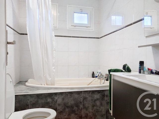 Afficher la photo en grand Immeuble à vendre - 205 m2 - St Etienne Du Rouvray - 76 - HAUTE-NORMANDIE