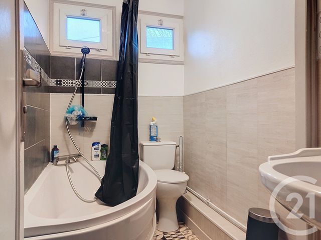 Afficher la photo en grand Immeuble à vendre - 205 m2 - St Etienne Du Rouvray - 76 - HAUTE-NORMANDIE