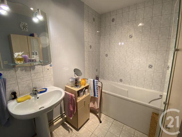 Afficher la photo en grand Appartement F3 à vendre - 3 pièces - 72,48 m2 - LE GRAND QUEVILLY - 76 - HAUTE-NORMANDIE