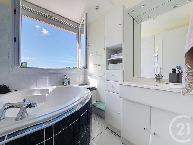 Appartement F3 à louer - 3 pièces - 71,62 m2 - Maromme - 76 - HAUTE-NORMANDIE