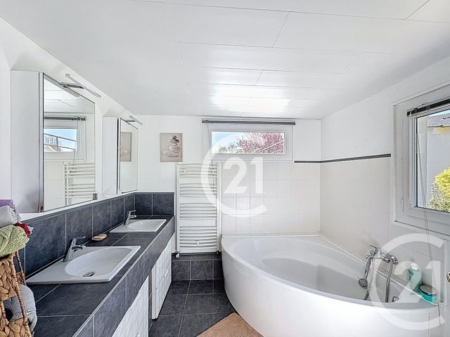 Maison &agrave; louer - 7 pi&egrave;ces - 190 m2 - Franqueville St Pierre - 76 - HAUTE-NORMANDIE